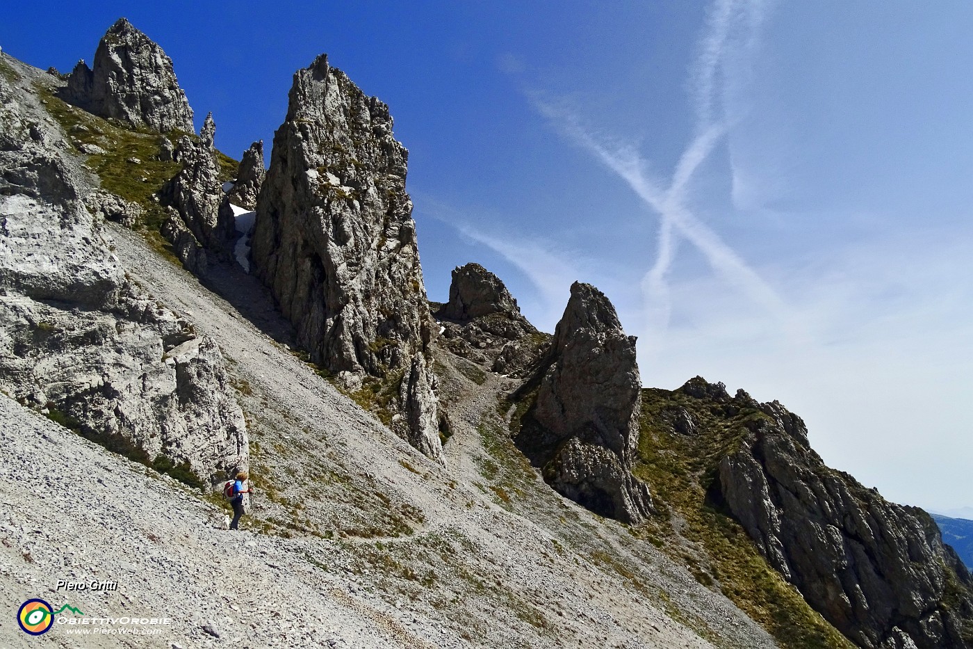 66 Sul sentiero 320 su ghiaioni verso il Passo di Pozzera.JPG -                                